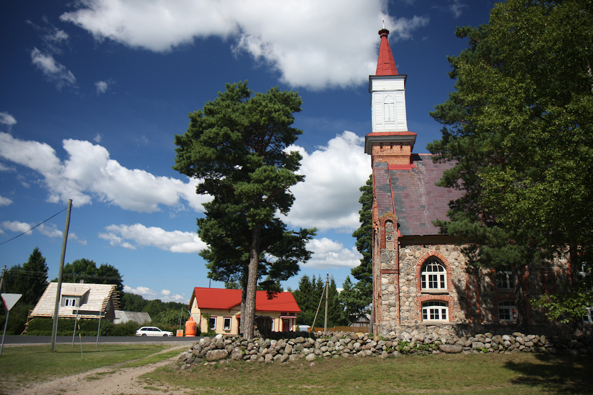 Die St. Michaelskirche von Häädemeeste, Estland